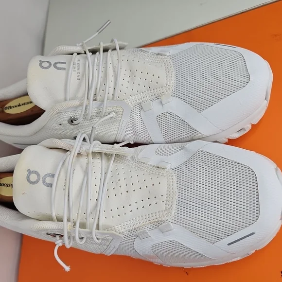 On Running Kids White Athletic Shoes Women's Size 9